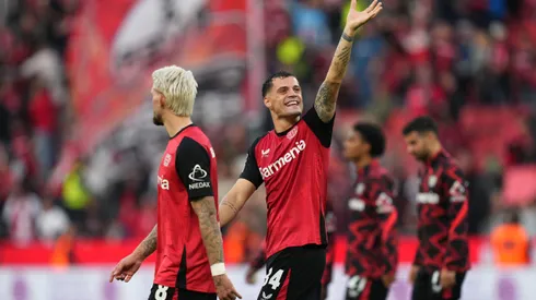 Xhaka, do Bayer Leverkusen, em ação pela Bundesliga contra o Frankfurt (Foto: Pau Barrena/Getty Images)