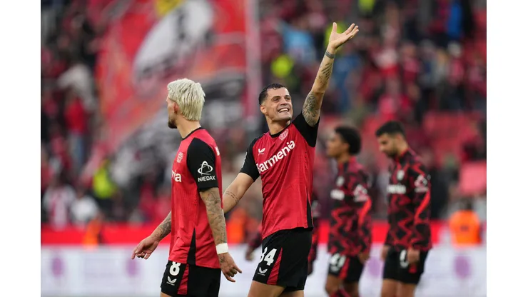 Xhaka, do Bayer Leverkusen, em ação pela Bundesliga contra o Frankfurt (Foto: Pau Barrena/Getty Images)