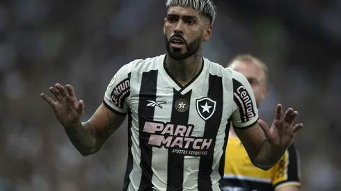 Alexander Barboza gesticula no duelo entre Botafogo e Criciúma, no dia 18 de agosto de 2024. (Associated Press / Alamy Stock Photo)
