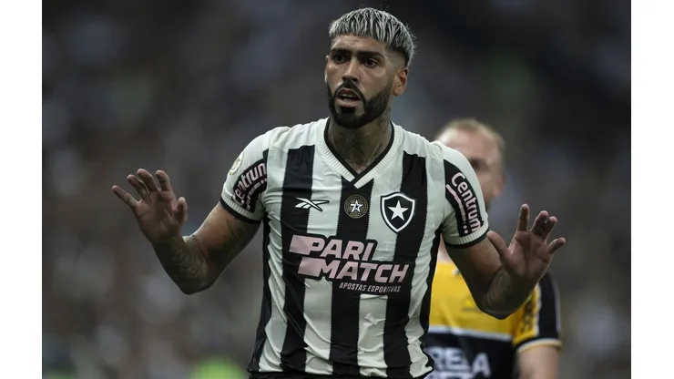 Alexander Barboza gesticula no duelo entre Botafogo e Criciúma, no dia 18 de agosto de 2024. (Associated Press / Alamy Stock Photo)