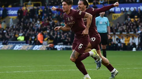 Stones e Grealish comemoram o gol da vitória do Manchester City sobre o Wolverhampton, no dia 20 de outubro de 2024. (Associated Press / Alamy Stock Photo)