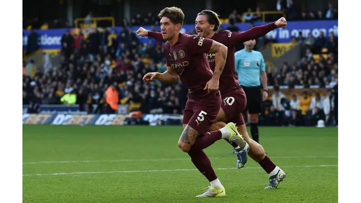 Stones e Grealish comemoram o gol da vitória do Manchester City sobre o Wolverhampton, no dia 20 de outubro de 2024. (Associated Press / Alamy Stock Photo)