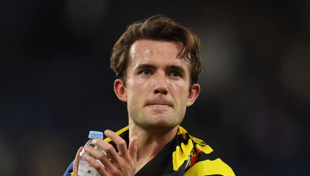 Ben Chilwell aplaude os torcedores do Chelsea em jogo pela Carabao Cup