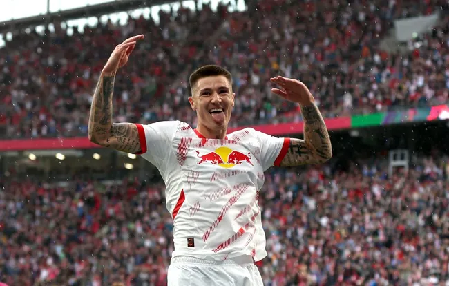 Benjamin Sesko, do RB Leipzig, ainda continua sendo um grande alvo do Arsenal para o meio deste ano. Ele gostaria de jogar no clube, mas o RB Leipzig pode não deixá-lo sair tão facilmente (Photo by Maja Hitij/Getty Images)