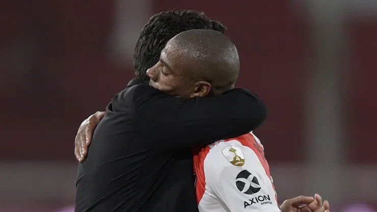 Marcelo Gallardo está atento tanto à disputa da semifinal da Copa Libertadores quanto às movimentações do mercado de transferências, especialmente em relação a Santiago Simón, jogador do River Plate. (Foto: Juan Mabromata - Pool/Getty Images)