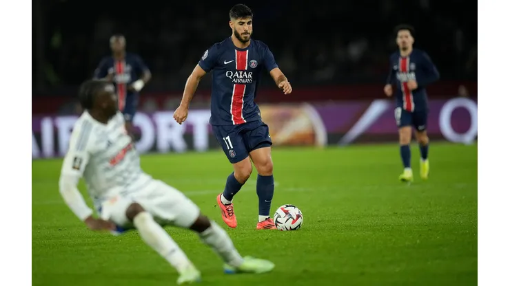 Marco Asensio carrega a bola na partida entre PSG e Strasbourg, no dia 19 de outubro de 2024. (Associated Press / Alamy Stock Photo)