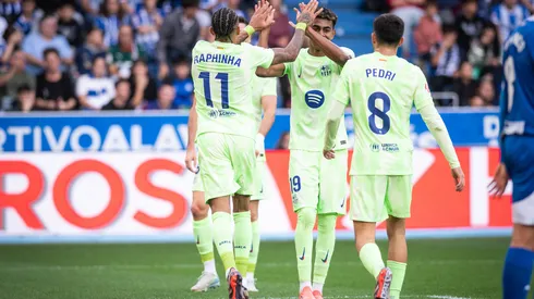 Elenco do Barcelona comemorando gol