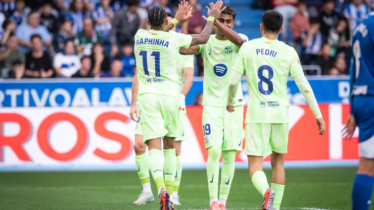 Elenco do Barcelona comemorando gol