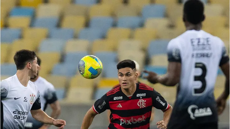 O Superior Tribunal de Justiça Desportiva (STJD) revogou a punição do meio-campista Alcaraz, do Flamengo, que havia sido suspenso por quatro jogos devido a uma briga na partida contra o Corinthians. (Foto: IMAGO / ZUMA Press Wire)