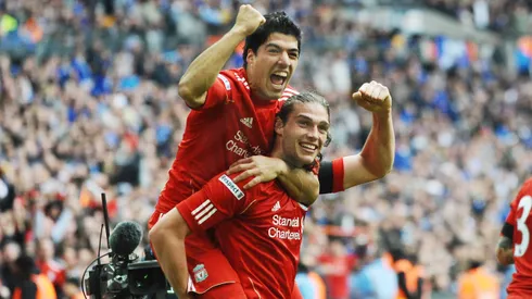 Andy Carroll e Suárez com a camisa do Liverpool.