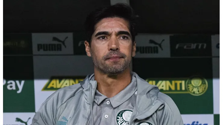 Abel Ferreira no banco de reservas do Palmeiras.