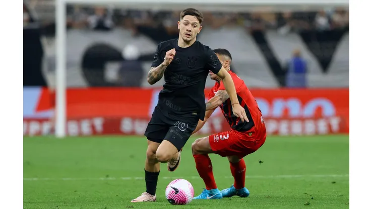 Rodrigo Garro conduz a bola na partida entre Corinthians e Athletico-PR, no dia 17 de outubro de 2024. (AGIF / Alamy Stock Photo)