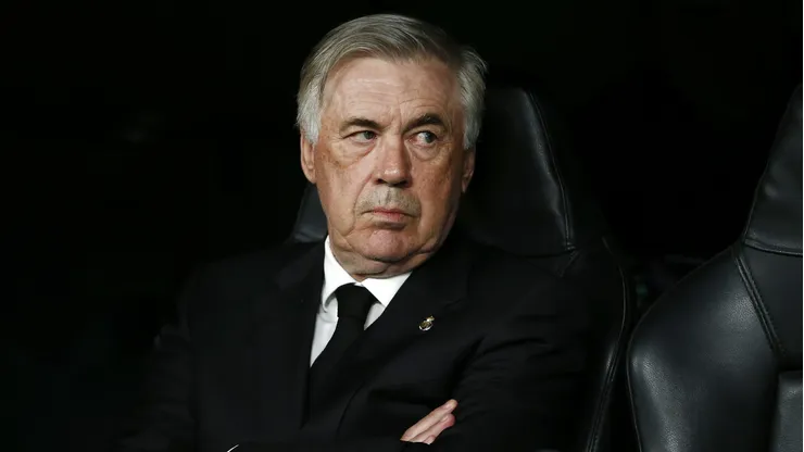 Carlo Ancelotti no banco de reservas do Real Madrid.