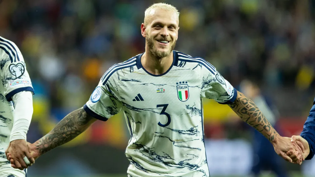 Frederico Dimarco em jogo pela Seleção Italiana (Foto: IMAGO / Beautiful Sports)