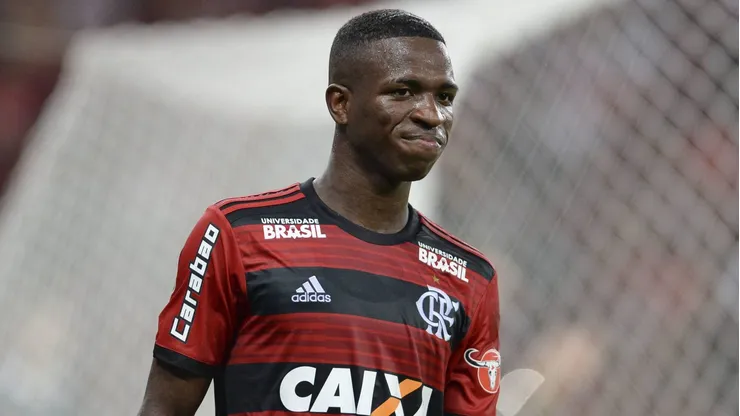 Vinícius Jr com a camisa do Flamengo.