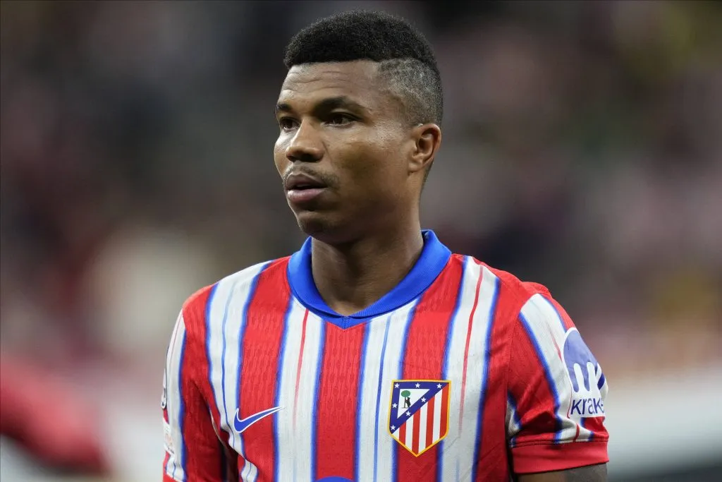 Reinildo Mandava em ação pelo Atlético de Madrid. Barcelona tem interesse no jogador, segundo portal. Crédito: IMAGO /&nbsp;Pressinphoto