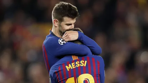 Piqué e Messi comemoram gol pelo Barcelona.