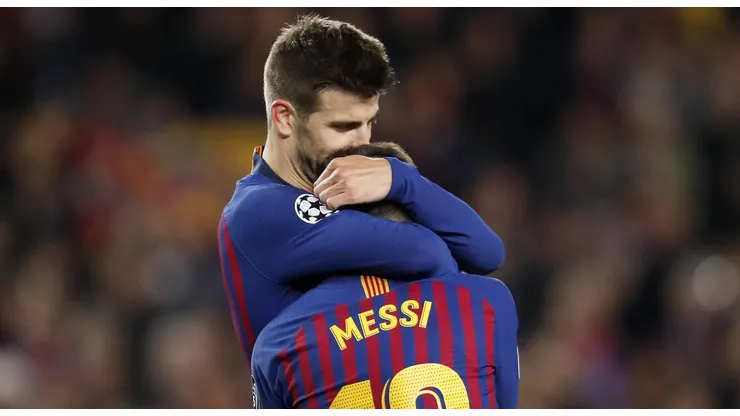Piqué e Messi comemoram gol pelo Barcelona.