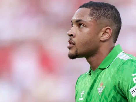 Vitor Roque deve jogar com Santiago Simón, do River Plate, no Betis