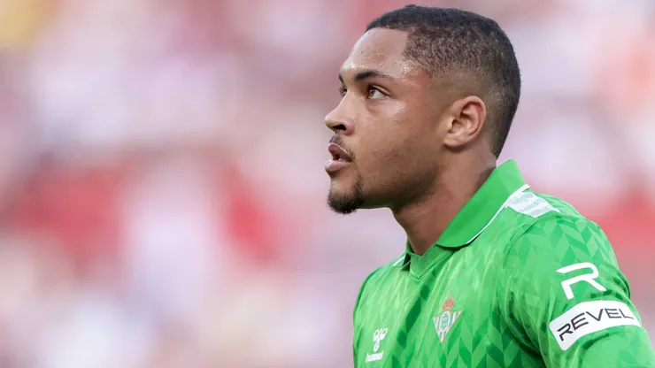 Vitor Roque com a camisa do Real Betis.