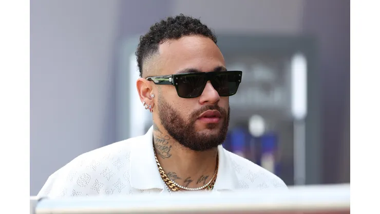 Neymar aparece em evento ao lado do holandês. Foto: Ryan Pierse/Getty Images