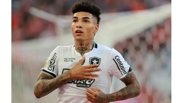 Igor Jesus comemora o gol da vitória do Botafogo sobre o Athletico-PR, no dia 05 de outubro de 2024. (DiaEsportivo / Alamy Stock Photo)