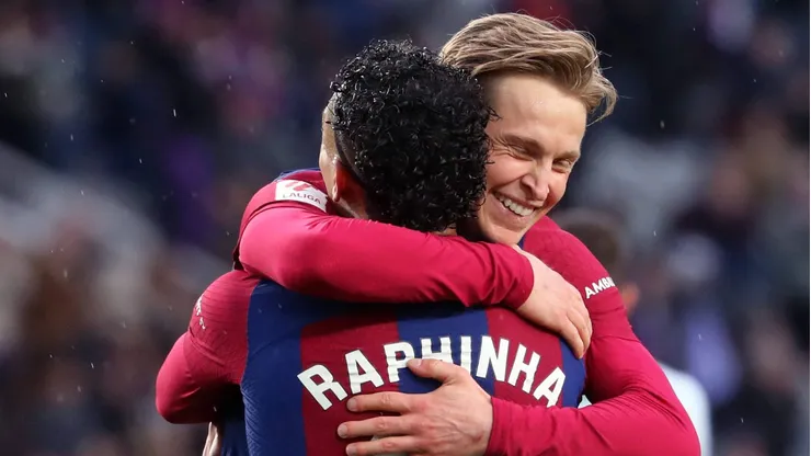 Raphinha e De Jong com a camisa do Barcelona.