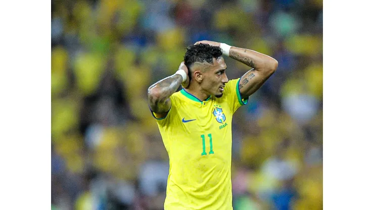 RJ - RIO DE JANEIRO - 21/11/2023 - ELIMINATORIAS COPA DO MUNDO 2026, BRASIL X ARGENTINA - Raphinha - Barcelona (ESP) jogador do Brasil lamenta durante partida contra o Argentina no estadio Maracana pelo campeonato Eliminatorias Copa Do Mundo 2026. Foto: Jhony Pinho/AGIF