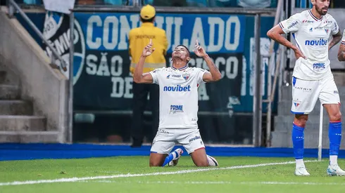 Hércules comemora seu gol no duelo entre Grêmio e Fortaleza, no dia 05 de outubro de 2024. (Sipa US / Alamy Stock Photo)