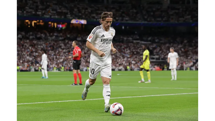 Modric, do Real Madrid, se prepara para cobrar escanteio contra o Villarreal (Foto: Gonzalo Arroyo Moreno/Getty Images)