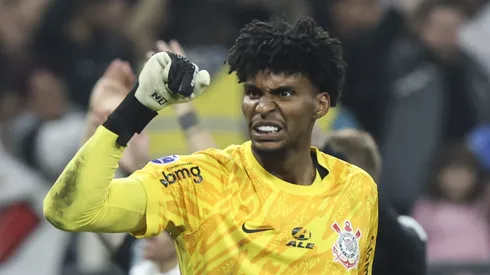 Hugo Souza em ação pelo Corinthians.