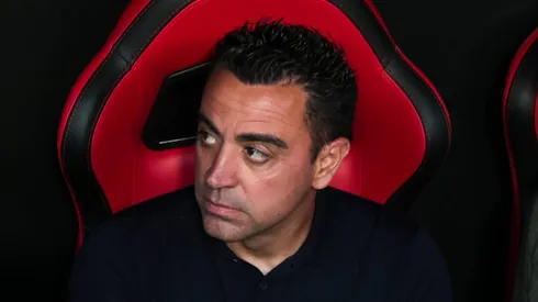 Ex-Barcelona, Sergiño Dest culpa Xavi por sua saída do clube.