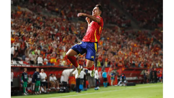 Zubimendi durante a comemoração de seu gol, que garantiu a vitória da Espanha sobre a Dinamarca, no dia 12 de outubro de 2024. (Aflo Co. Ltd. / Alamy Stock Photo)