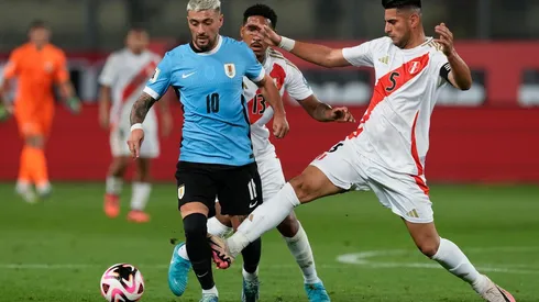 De Arrascaeta disputa a bola na partida entre Peru e Uruguai, no dia 11 de outubro de 2024. (Associated Press / Alamy Stock Photo)