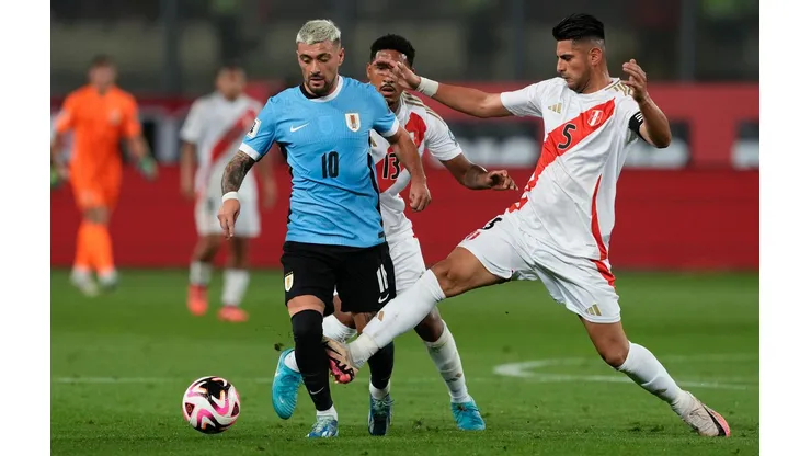 De Arrascaeta disputa a bola na partida entre Peru e Uruguai, no dia 11 de outubro de 2024. (Associated Press / Alamy Stock Photo)