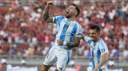 Nicolás Otamendi está no centro de uma decisão crucial sobre seu futuro. (Associated Press / Alamy Stock Photo)
