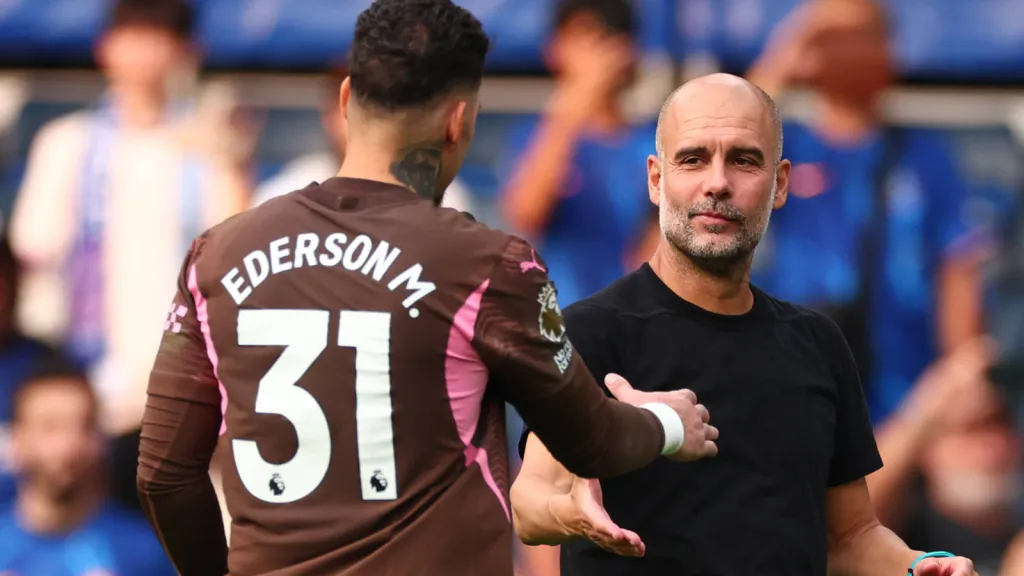 Pep Guardiola e Ederson juntos (FOTO: IMAGO / Action Plus)
