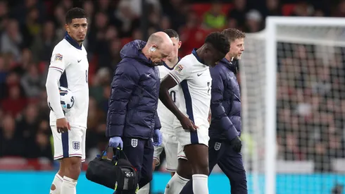 Saka deixando o gramado lesionado. Foto: IMAGO / Crystal Pix
