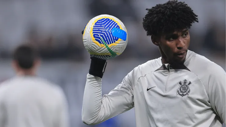 Hugo Souza em partida pelo Corinthians