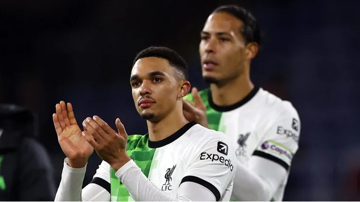 Jogadores do Liverpool encaminham renovação de contrato.