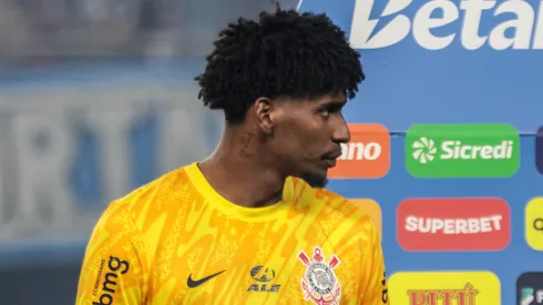 Hugo Souza em partida contra o Grêmio