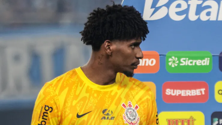 Hugo Souza em partida contra o Grêmio