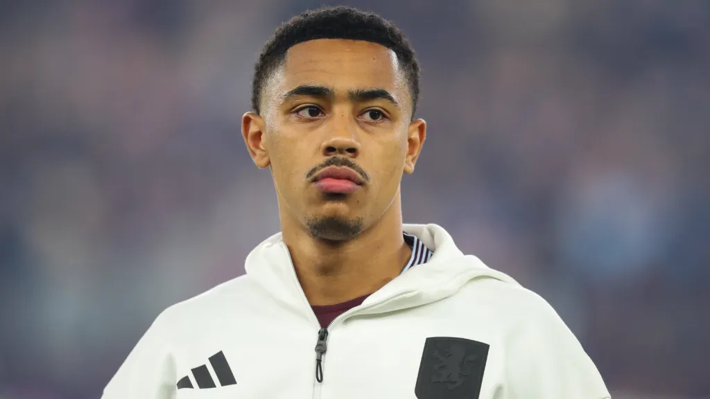 Jacob Ramsey em partida contra o Bayern de Munique (FOTO: IMAGO / News Images)