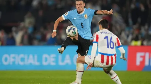 Ugarte disputa bola com Bobadilla no confronto entre Uruguai e Paraguai pelas Eliminatórias, no dia 06 de setembro de 2024. (Associated Press / Alamy Stock Photo)