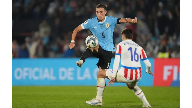Ugarte disputa bola com Bobadilla no confronto entre Uruguai e Paraguai pelas Eliminatórias, no dia 06 de setembro de 2024. (Associated Press / Alamy Stock Photo)