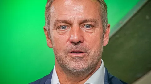 Técnico do Barcelona, Hansi Flick observa e aprova a joia Noah Darvich.