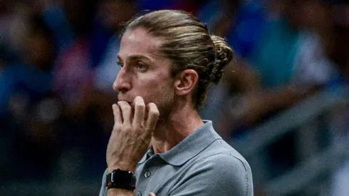 Filipe Luís que já comandava as categorias de base do Flamengo, enfrenta grande expectativa por parte dos torcedores, mas algumas vozes, como a do comentarista Neto, pedem cautela, destacando que o novo treinador ainda está no início de sua carreira técnica. (Foto: Jhony Pinho/AGIF)