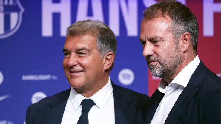 Joan Laporta, presidente do Barcelona e o técnico Hansi Flick. foto: IMAGO / NurPhoto