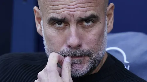 Pep Guardiola, técnico do Manchester City, barra a saída de Stefan Ortega.