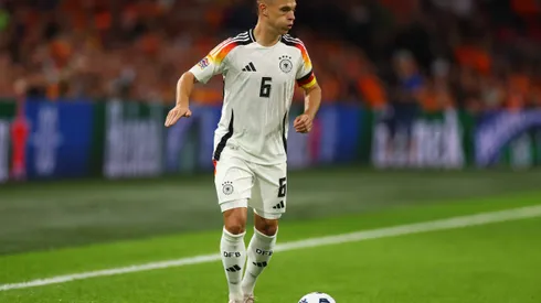 Joshua Kimmich em ação pela Alemanha na Liga das Nações (Foto: Lars Baron/Getty Images)